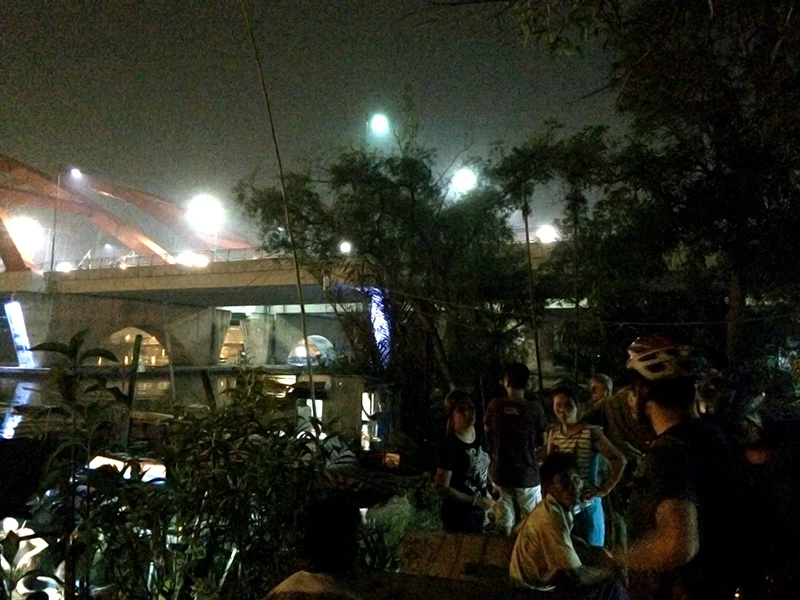 Cụ ông đuối nước ở gần cầu sắt Bình Lợi được người dân cứu giúp nhưng không thành